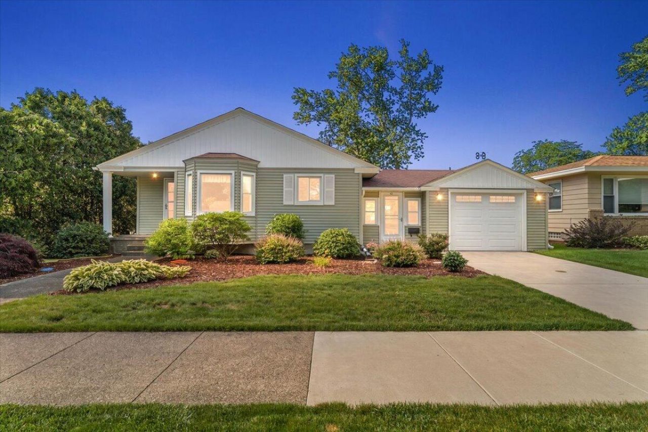 42 W 29th Street, Holland, MI 49423 Main Photo