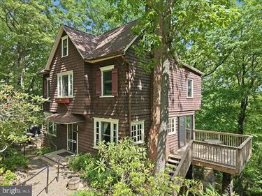 90 OAK LANE, POCONO MANOR, PA 18349