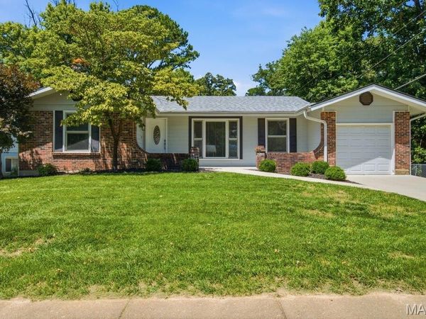 893 Oklahoma Avenue, Ballwin, MO 63021