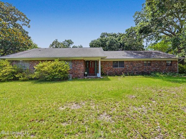 289 Holcomb Boulevard, Ocean Springs, MS 39564