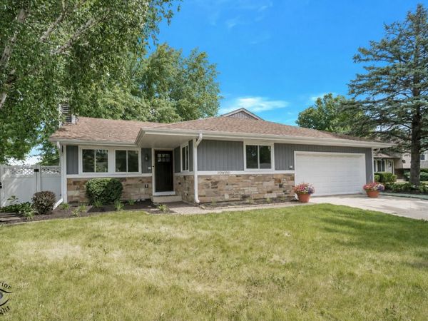 30W150 Foxboro Court , Warrenville, IL 60555