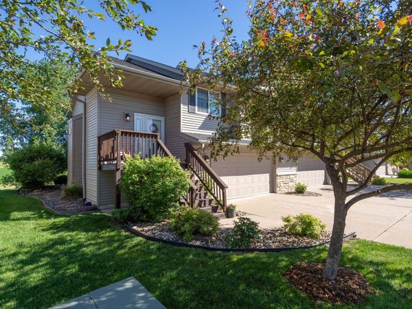 1636 E Lomar Street , Eldridge, IA 52748