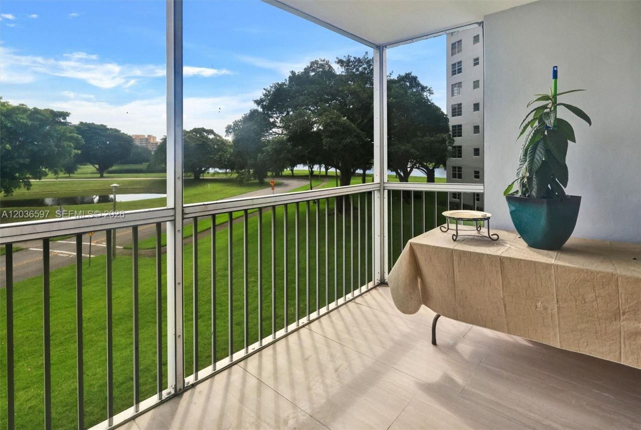 2940 N Course Dr, Unit 311, Pompano Beach, FL 33069 Photo