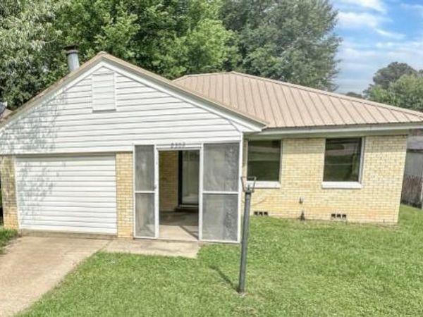 2302 N Akin Street , Texarkana, TX 75501