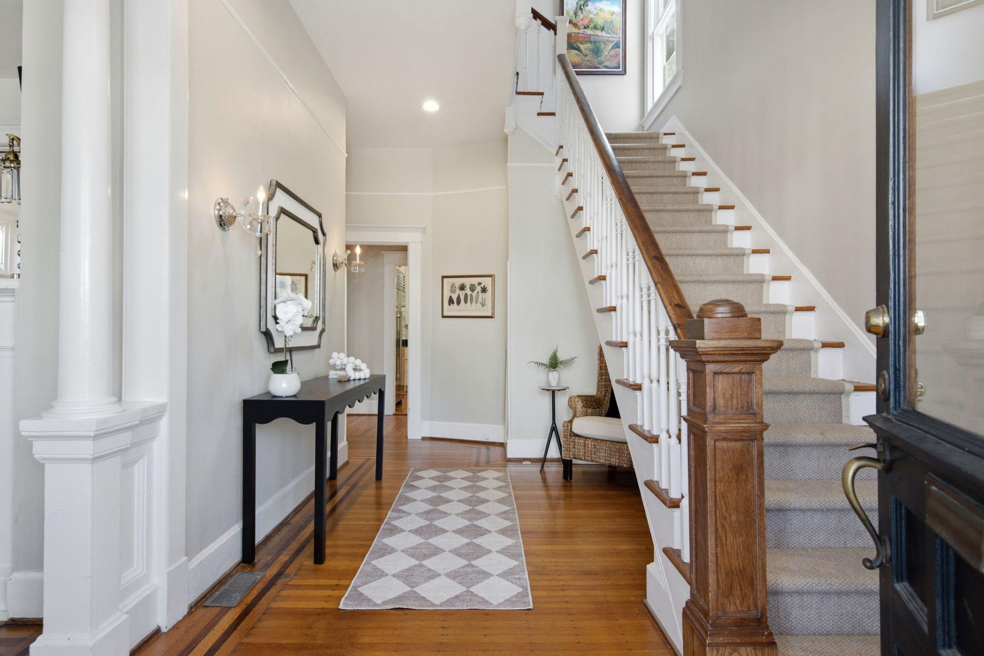 9 Colonial Street Photo 4