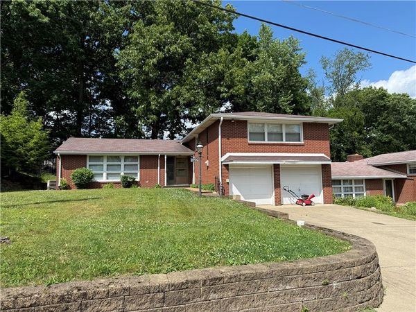 2753 Valleyview Dr , New Kensington, PA 15068