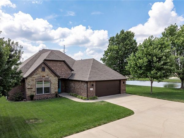 4002 SW Flatrock Cove, Bentonville, AR 72713