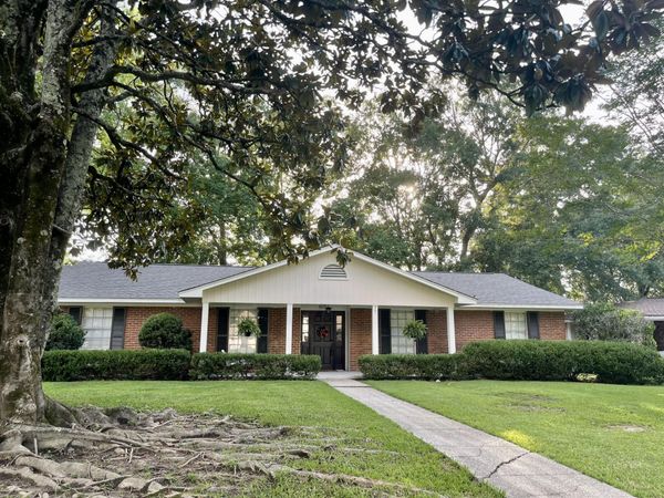 605 Woodland Hills, Hattiesburg, MS 39402