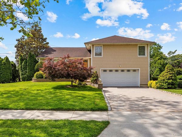 228 Robby Lane, Manhasset Hills, NY 11040