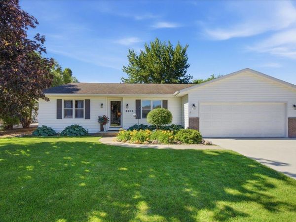 2208 Oxford Lane, Cedar Falls, IA 50613