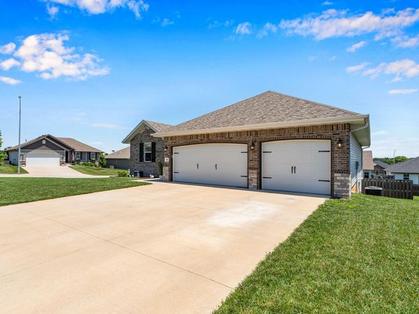 808 S Ridgemont Drive, Nixa, MO 65714