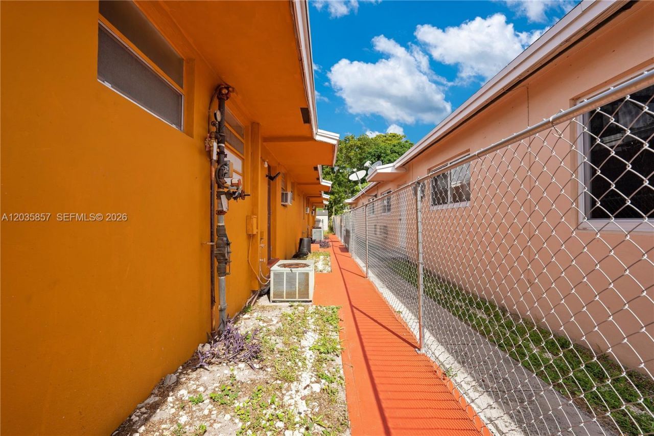 129-131 SE 5th St , Hallandale Beach, FL 33009 Photo