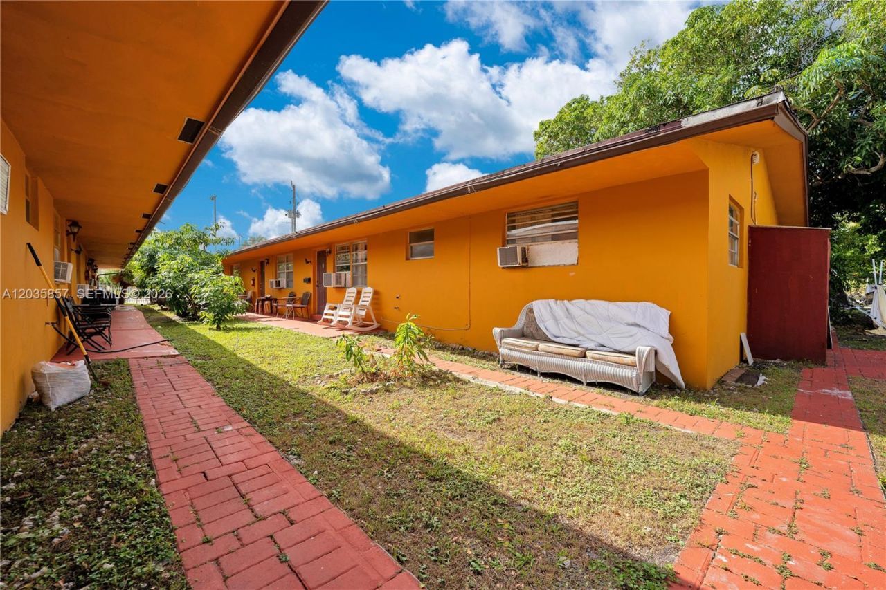 129-131 SE 5th St , Hallandale Beach, FL 33009 Photo