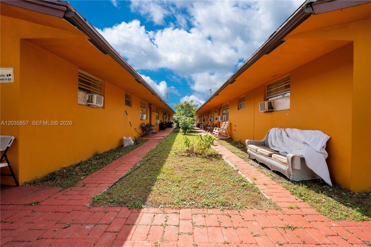 129-131 SE 5th St , Hallandale Beach, FL 33009 Photo
