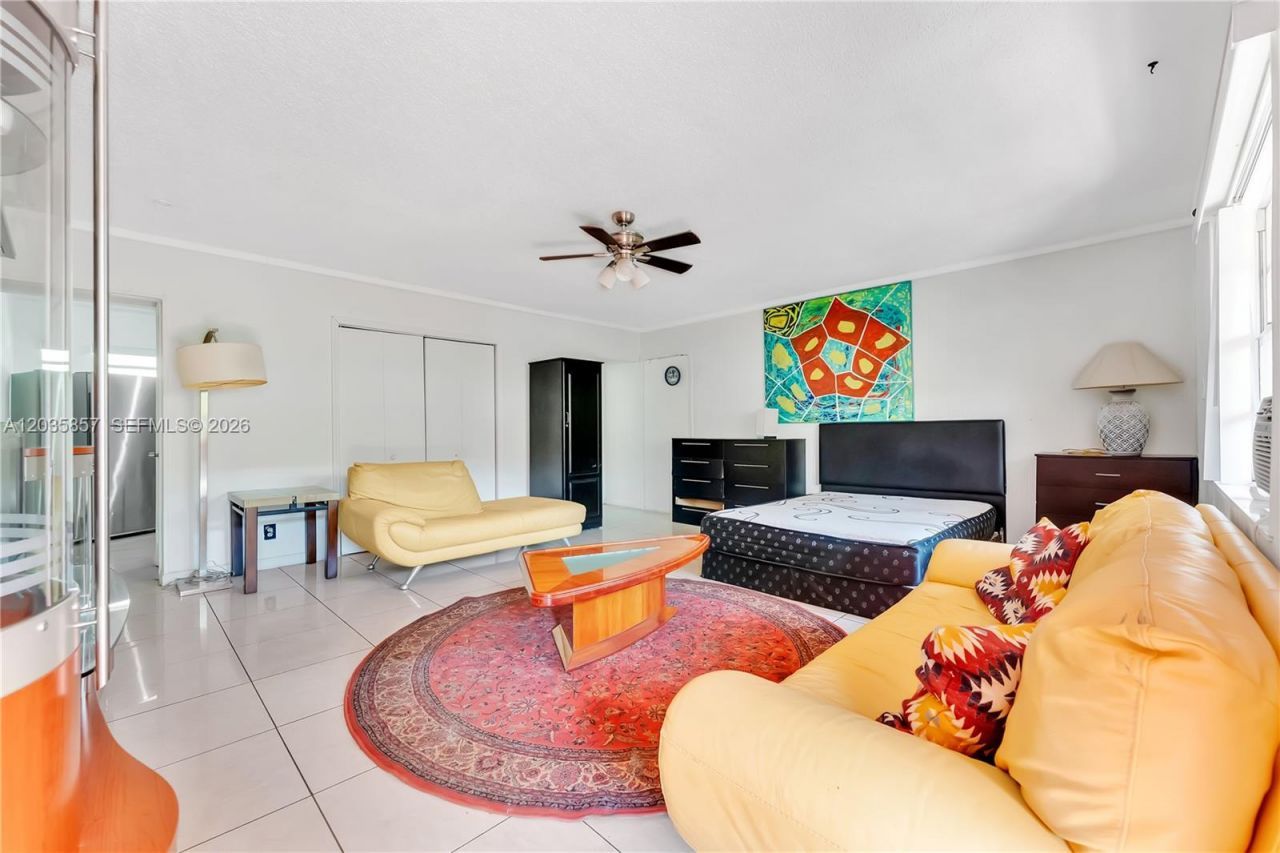 129-131 SE 5th St , Hallandale Beach, FL 33009 Photo