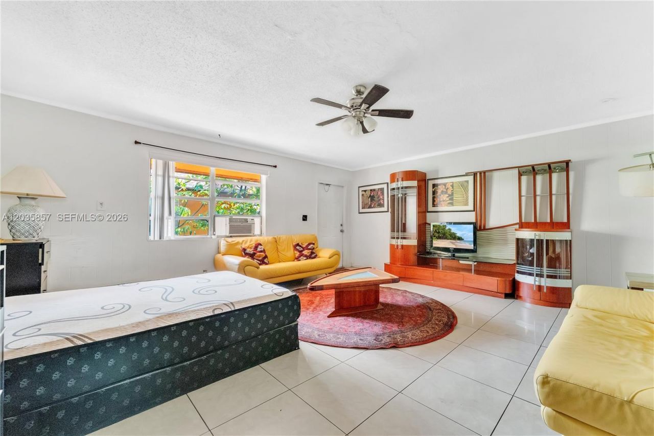 129-131 SE 5th St , Hallandale Beach, FL 33009 Photo