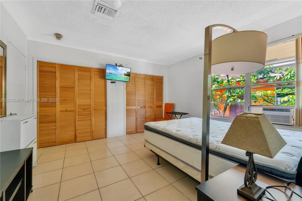 129-131 SE 5th St , Hallandale Beach, FL 33009 Photo