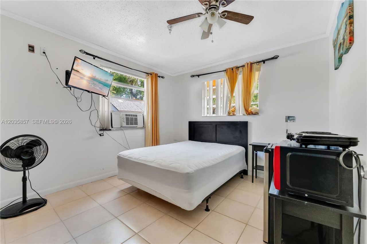 129-131 SE 5th St , Hallandale Beach, FL 33009 Photo
