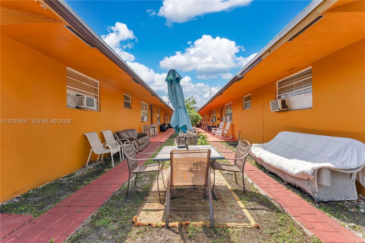 129-131 SE 5th St , Hallandale Beach, FL 33009 Photo