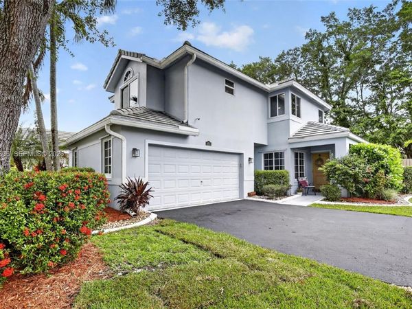 8815 Woodside Ct, Davie, FL 33328