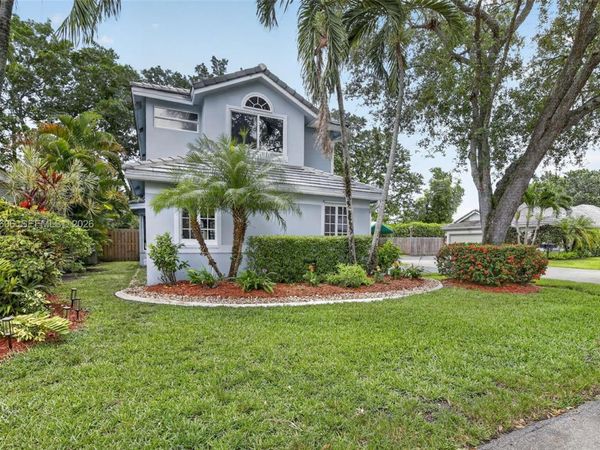 8815 Woodside Ct, Davie, FL 33328