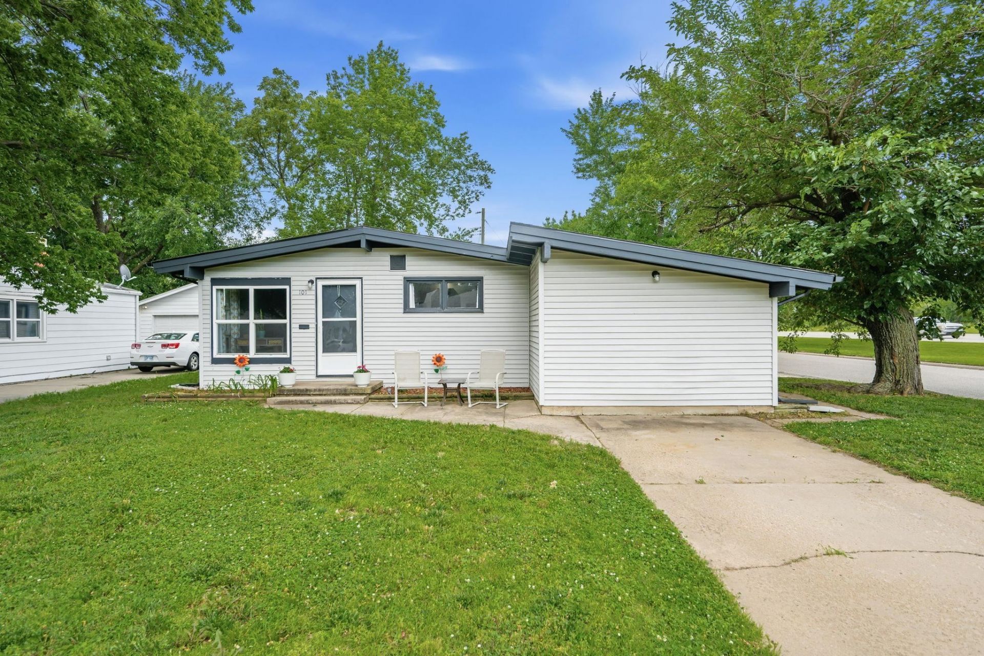 101 E Springdale St, Derby, KS 67037 Main Photo