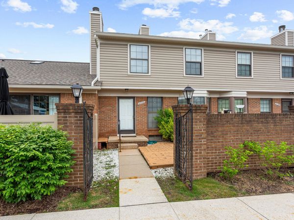 31008 Country Bluff, Farmington, MI 48331