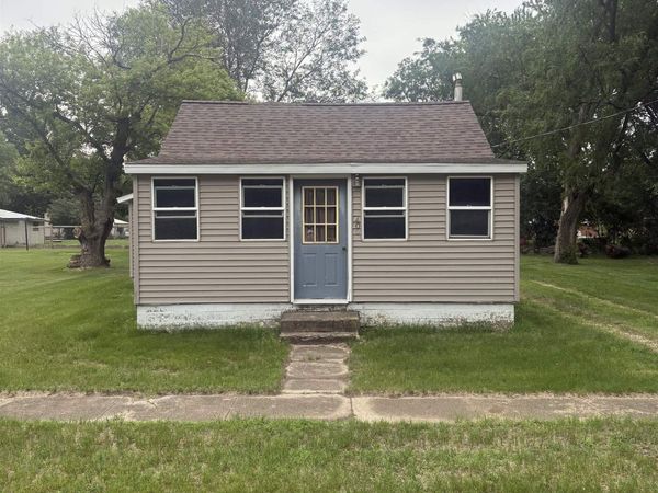 406 S Roberts Avenue , Graettinger, IA 51342