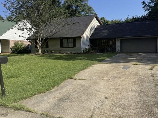1416 E Village Parkway, Gautier, MS 39553