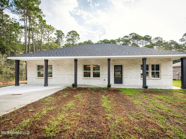 628 Oak Street, Ocean Springs, MS 39564