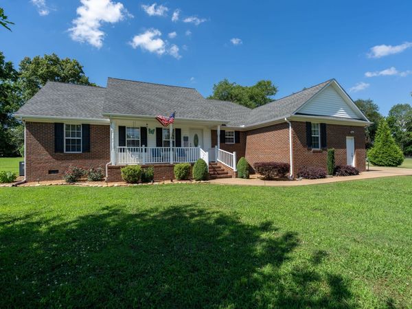 153 Center Point Dr, Summertown, TN 38483
