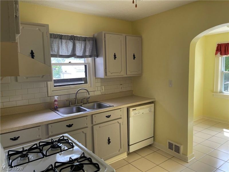 628 Garry Road, Akron, OH 44305 Photo 2