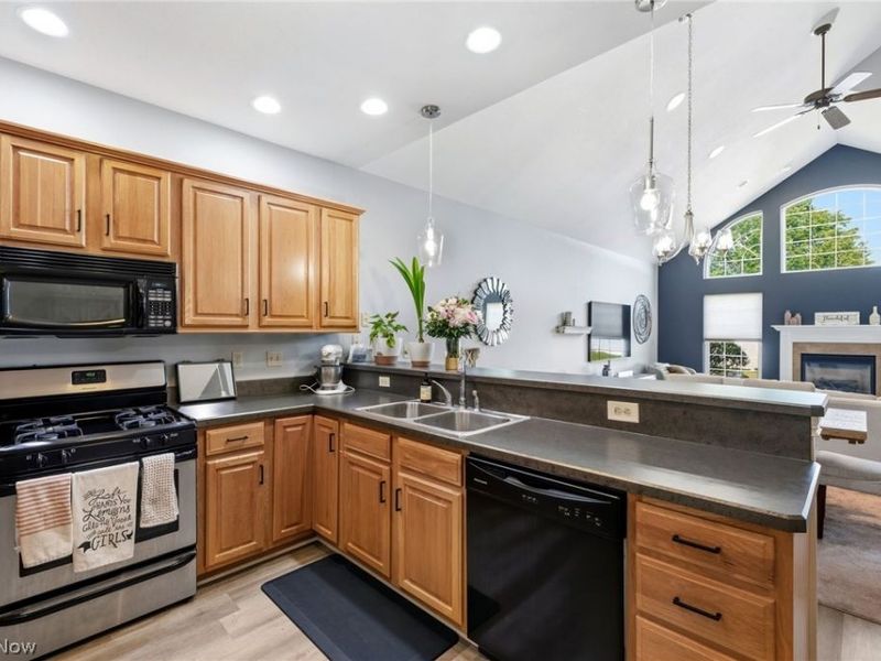 5067 Shepherds Glen , Willoughby, OH 44094 Photo 6