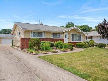 1226 Golden Gate Boulevard, Mayfield Heights, OH 44124