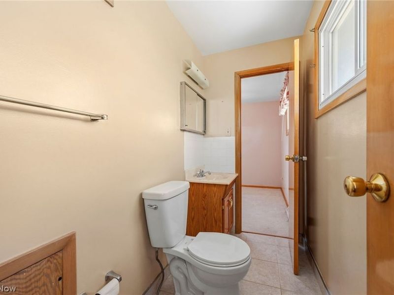1226 Golden Gate Boulevard , Mayfield Heights, OH 44124 Photo 32