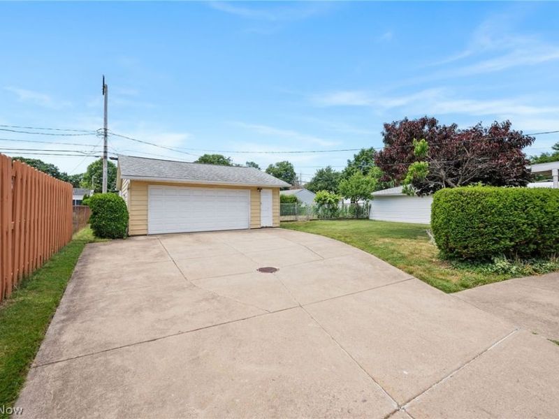 1226 Golden Gate Boulevard , Mayfield Heights, OH 44124 Photo 4