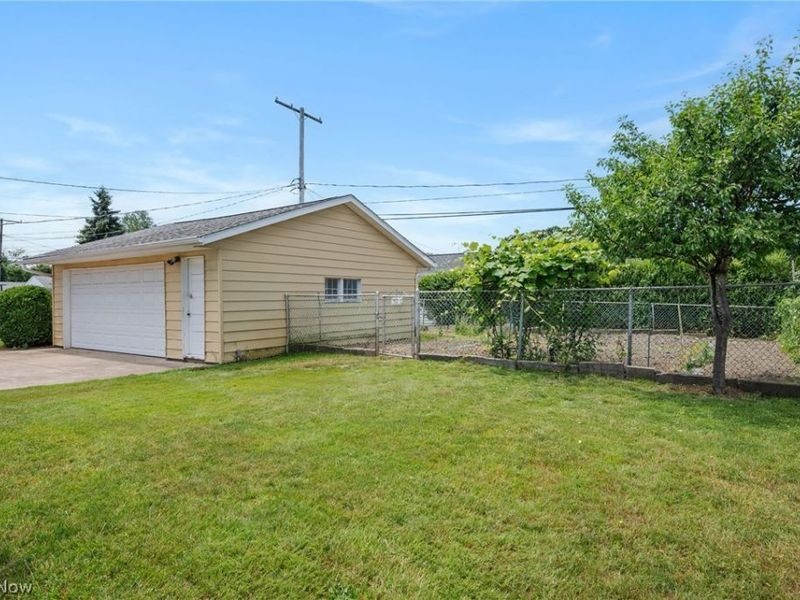 1226 Golden Gate Boulevard , Mayfield Heights, OH 44124 Photo 5