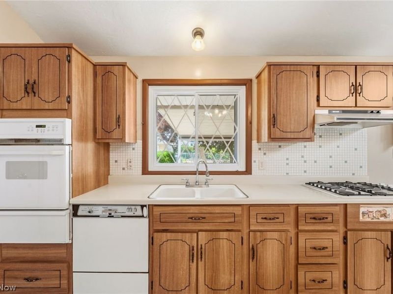 1226 Golden Gate Boulevard , Mayfield Heights, OH 44124 Photo 9
