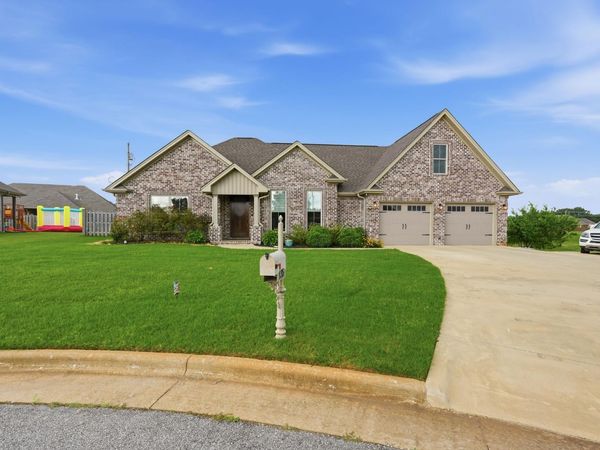 135 McCallen Rd, Muscle Shoals, AL 35661