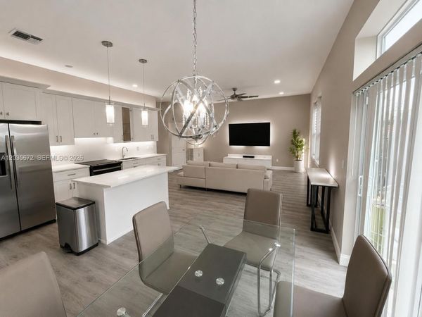 1068 NE 35th St , Oakland Park, FL 33334