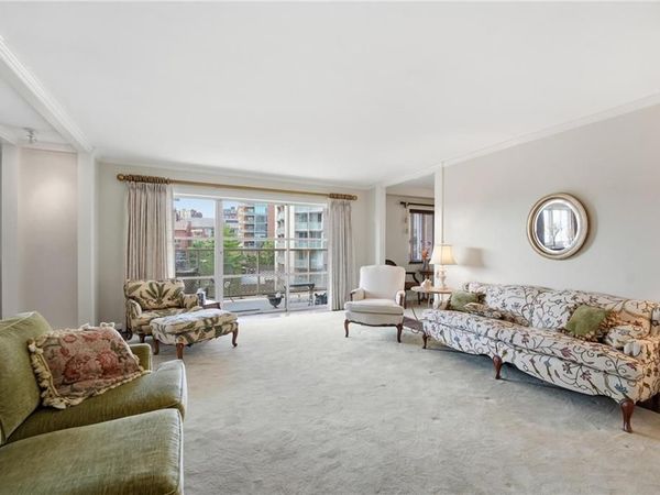 310 W 49th Street, Unit 704, Kansas City, MO 64112