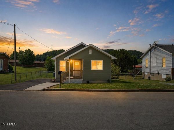909 Pine Grove Avenue, Johnson City, TN 37601
