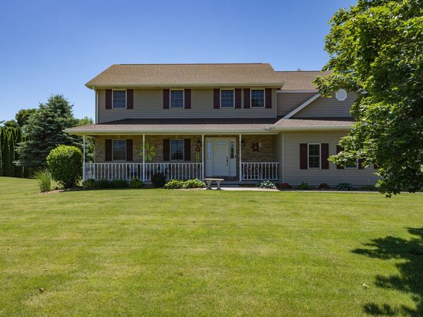 881 Pheasant Run Road, Clinton, IA 52732