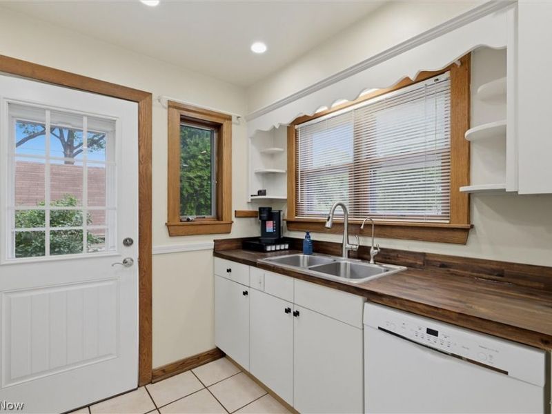 135 N Middle Street , Columbiana, OH 44408 Photo 8