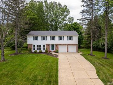 6 Stonehenge Court , Orchard Park, NY 14127