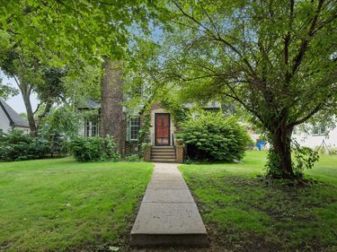 1390 Iowa Avenue W, Falcon Heights, MN 55108