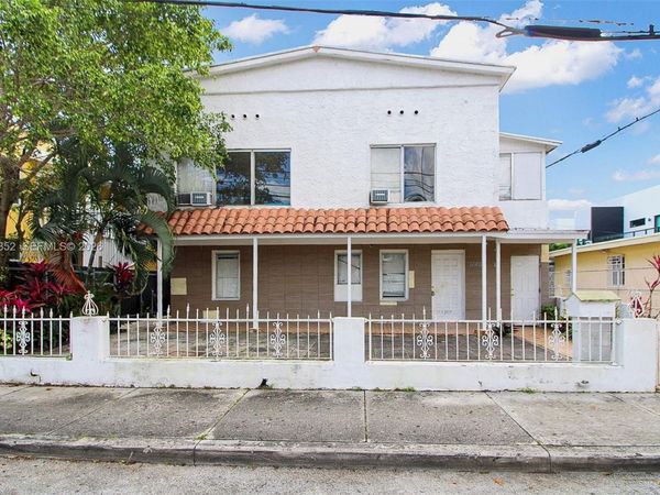 1260 SW 10th St , Miami, FL 33135