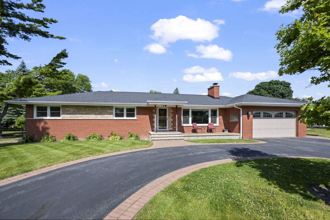 4 Garden Court , Prospect Heights, IL 60070