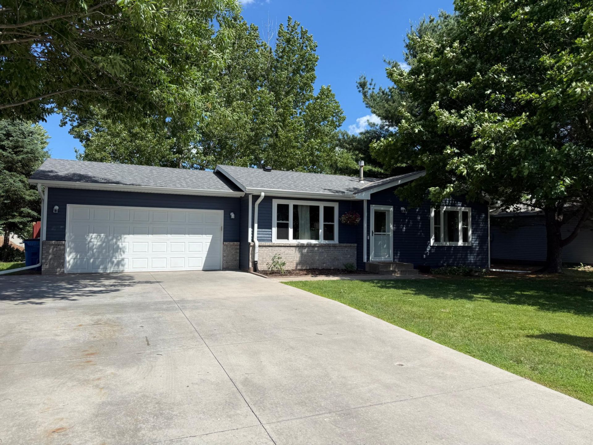 1340 Carriage Lane S, Cambridge, MN 55008