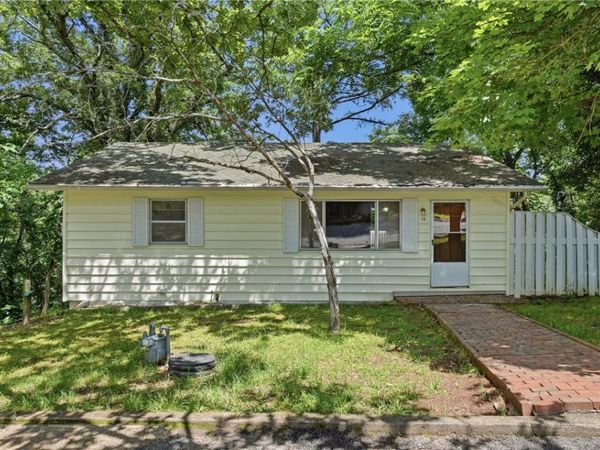 16 College Street , Eureka Springs, AR 72632